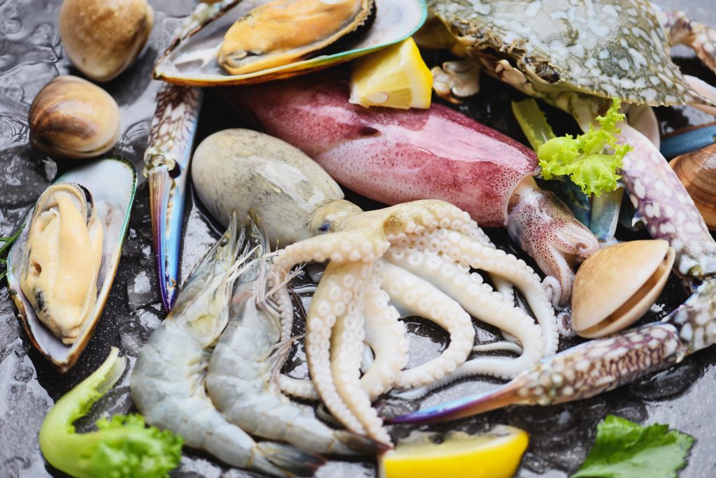 Seafood,Shellfish,On,Ice,Frozen,With,Shrimps,Prawns,Crab,Claws