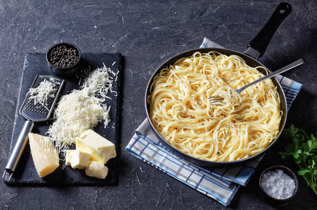 Close-up,Of,Cacio,E,Pepe,,Spaghetti,Mixed,With,Grated,Cheese