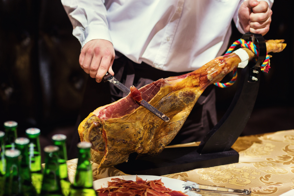 The,Waiter,Is,Cutting,Slices,The,Jamon,On,A,Wooden